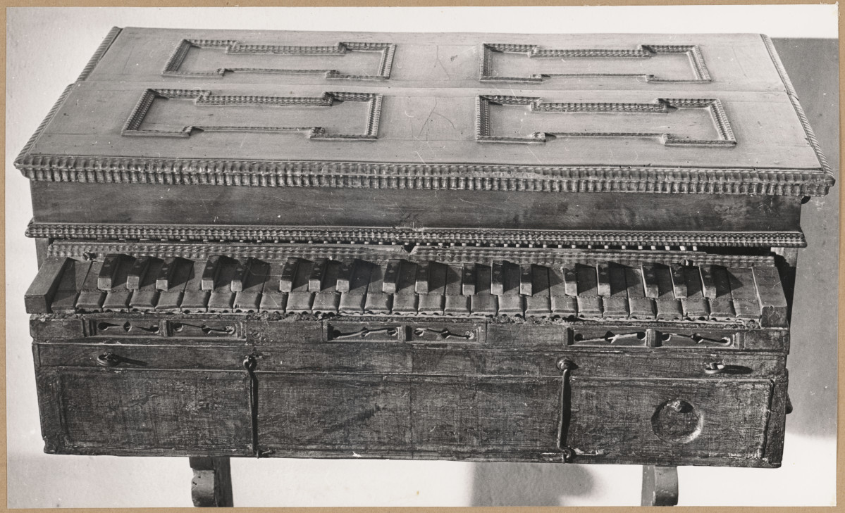 Muzeum Diecezjalne - organy przenośne, widok ogólny z góry z wysuniętą wiatrownicą razem z klawiaturą , skan 1