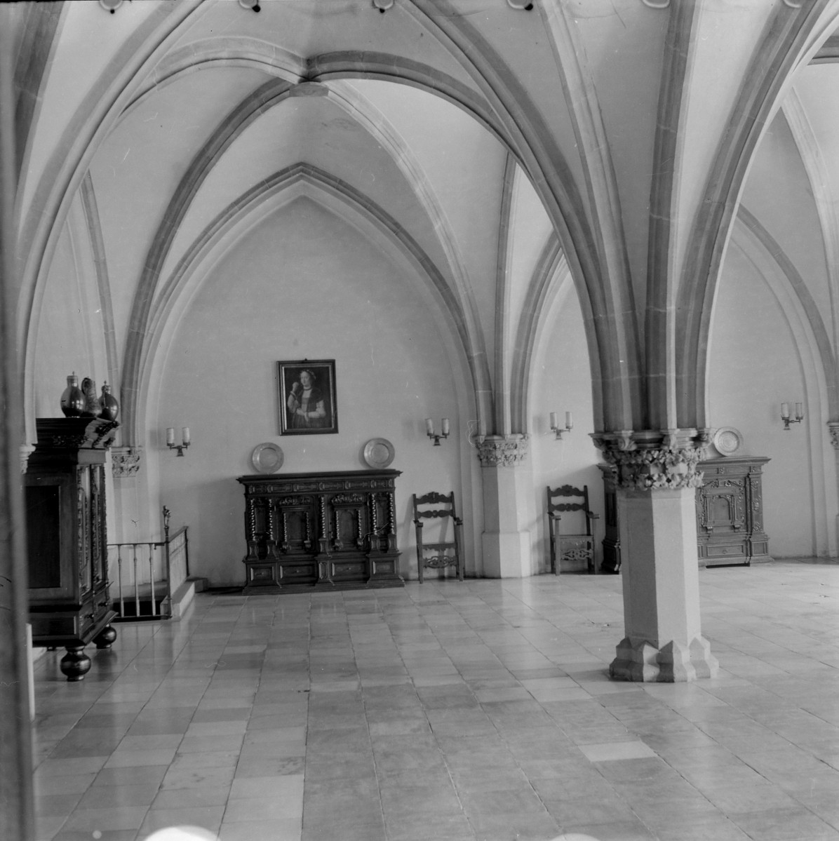 Stary Ratusz. Wnętrze Sali Książęcej. Filar podtrzymujący sklepienie. Fragment portalu., skan 1