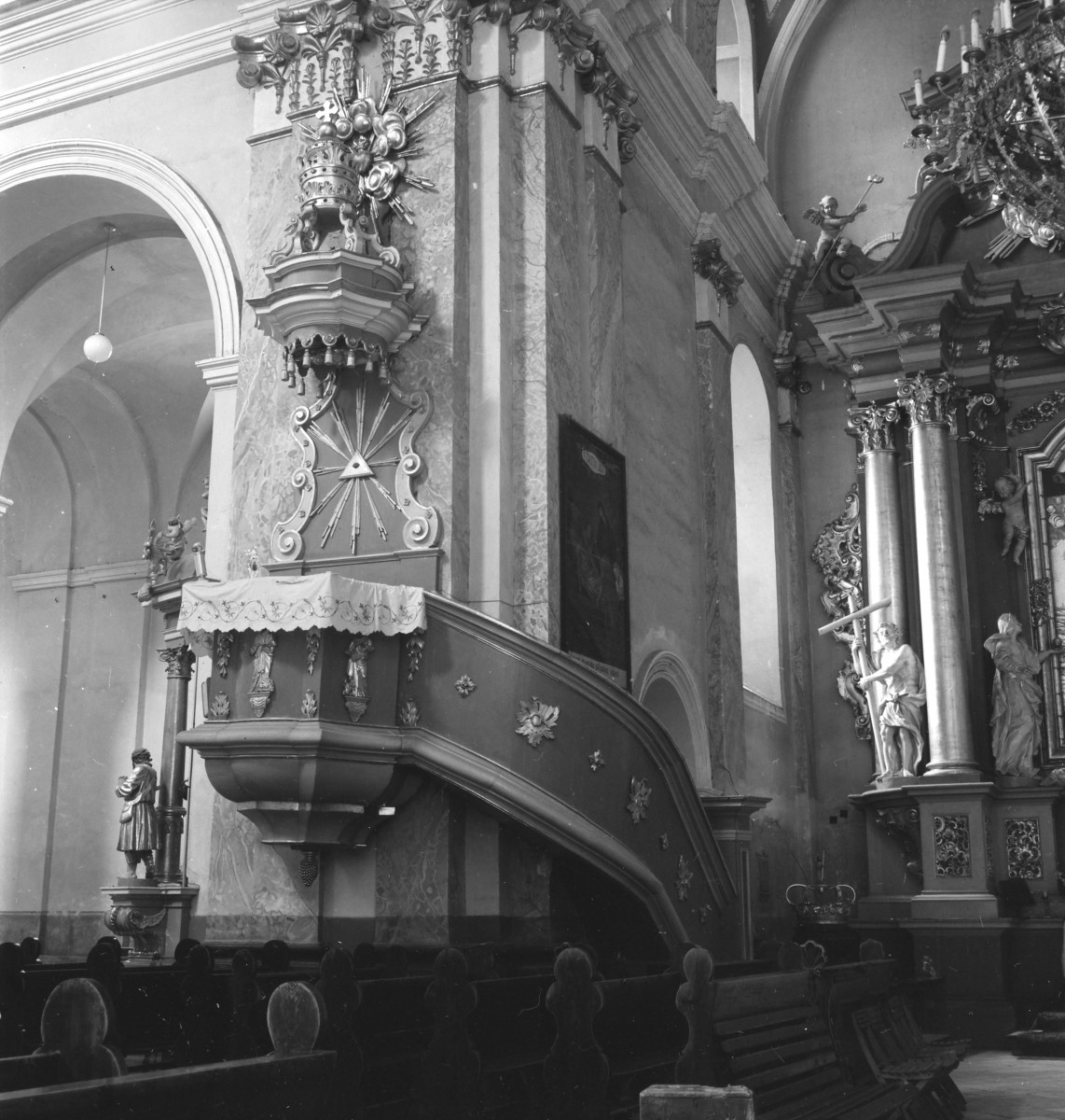 Kościół Wniebowzięcia NMP - wnętrze: ambona oraz fragment ołtarza., skan 1