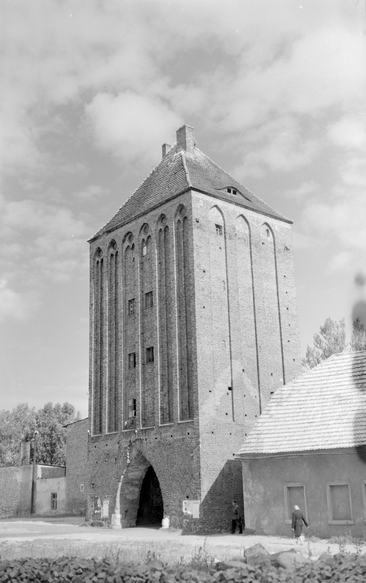 Brama Miejska - widok ogólny, widoczny przejazd ostrołukowy oraz blendy, skan 1