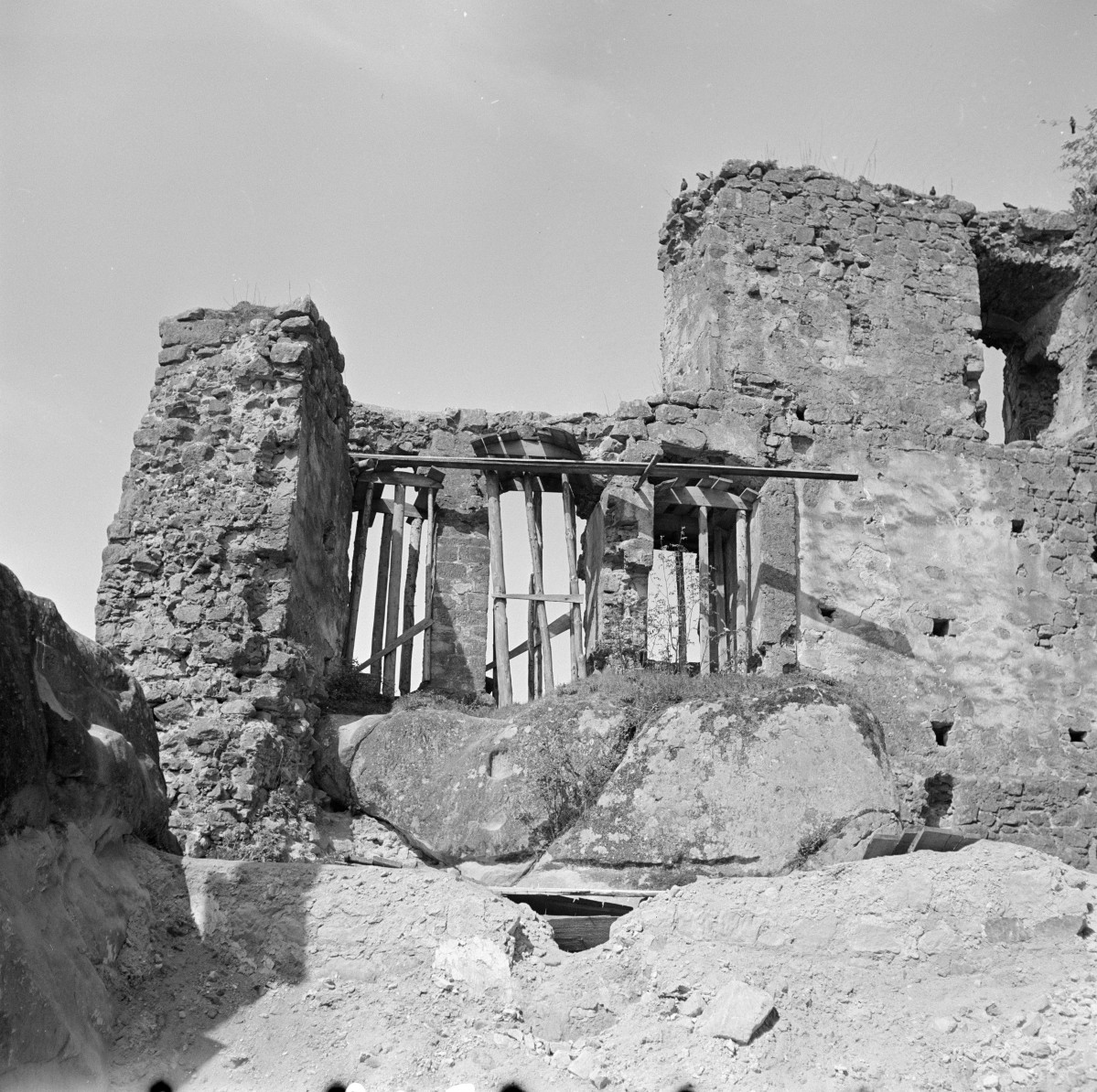zamek Kamieniec - fragment murów strona wewnętrzna i zabezpieczenia, skan 1