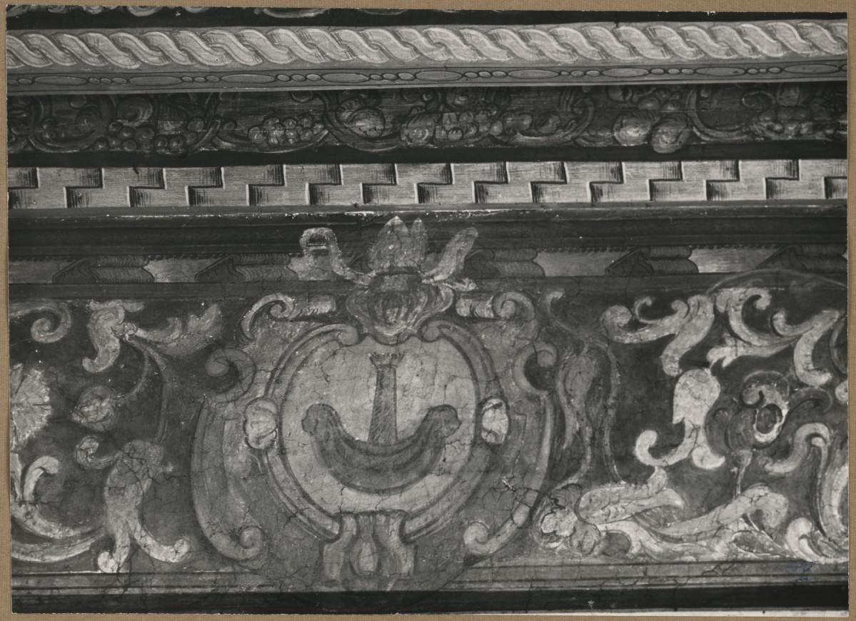 Pałac biskupów - wnętrze , I pokój kapituły,   fragment malowidła na fryzie, herb Korab, skan 1