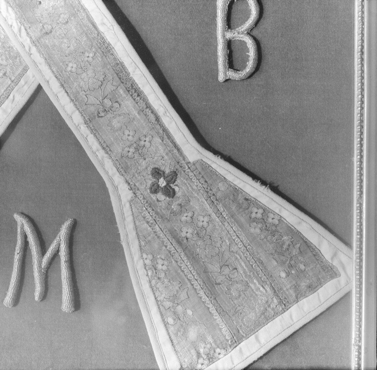 Skarbiec Katedralny - Stuła ze pasa kontusza. 1791-94. Zakończenie, datale., skan 1