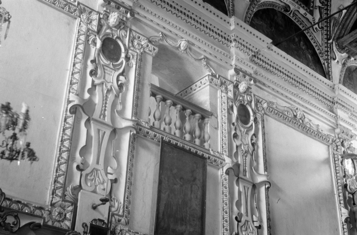 kościół przy klasztorze - galeria nad amboną , skan 1