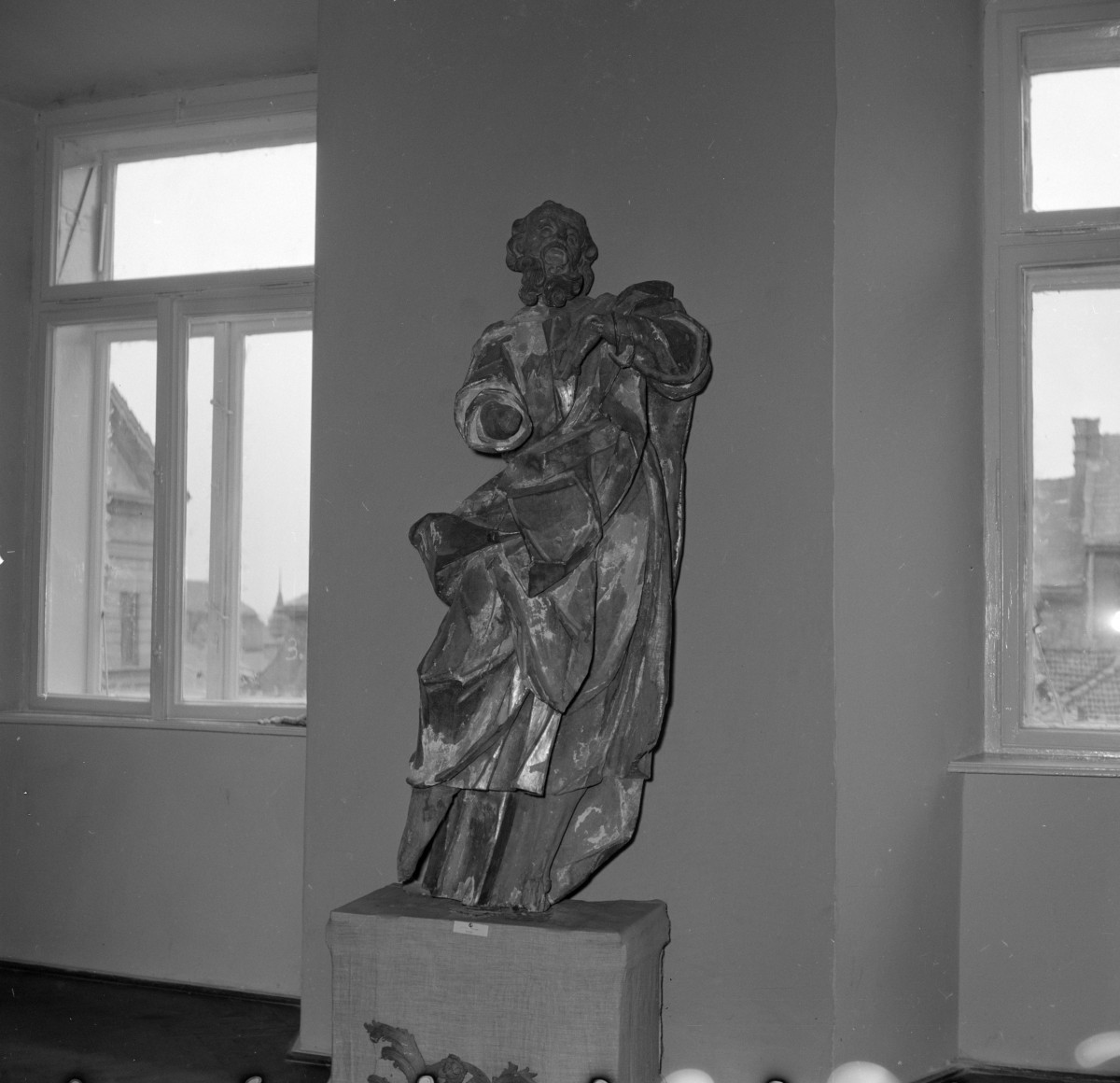 muzeum archidiecezjalne - rzeźba - figura świętego, skan 1