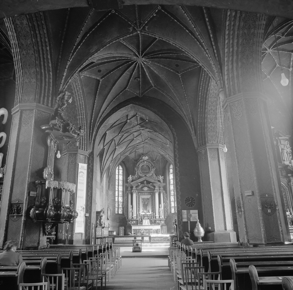 Katedra św. Marcina i Mikołaja - wnętrze: nawa główna w kierunku ołtarza głównego. Sklepienie gwiaździste. Po lewej stronie ambona., skan 1