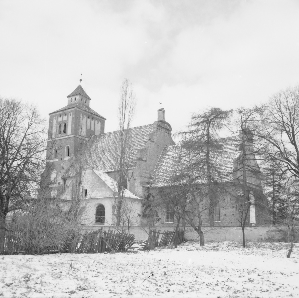 Kościół św. Jadwigi - widok ogólny, elewacja prezbiterium, skan 1