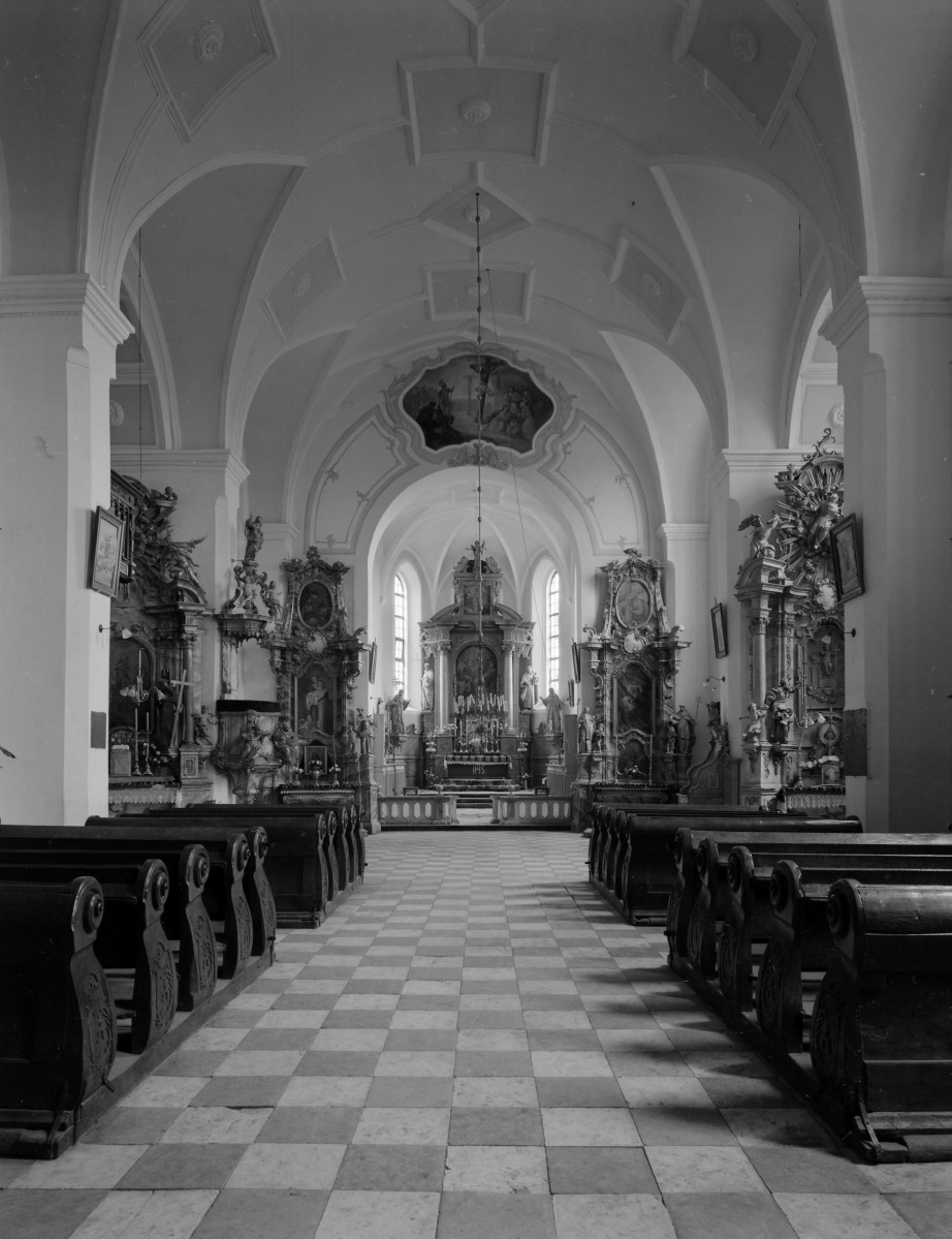 podominikański kościół pw. Najświętszej Marii Panny i św. Jacka - wnętrze: widok w stronę prezbiterium, skan 1