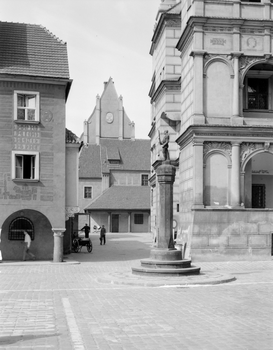 Rynek - budynek Wagi Miejskiej oraz pręgierz., skan 1