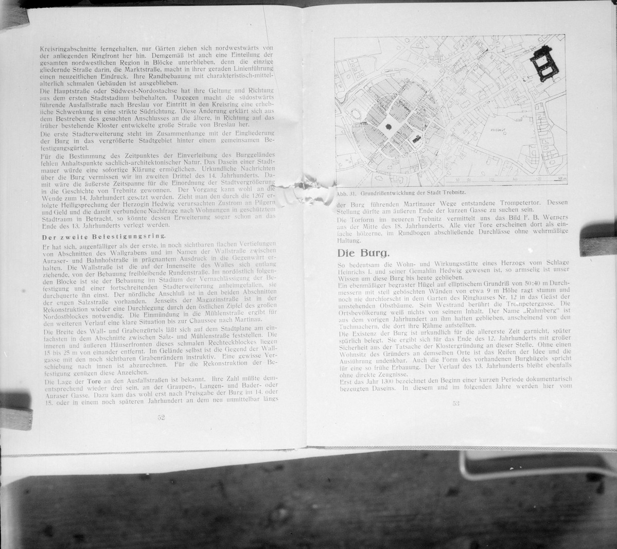 Strona 52 - 53, trzeciego tomu książki autorstwa dr. Kurta Bimlera. "Śląskie murowane budowle obronne. tom 3. Księstwo Oleśnica, Wołów." , skan 1