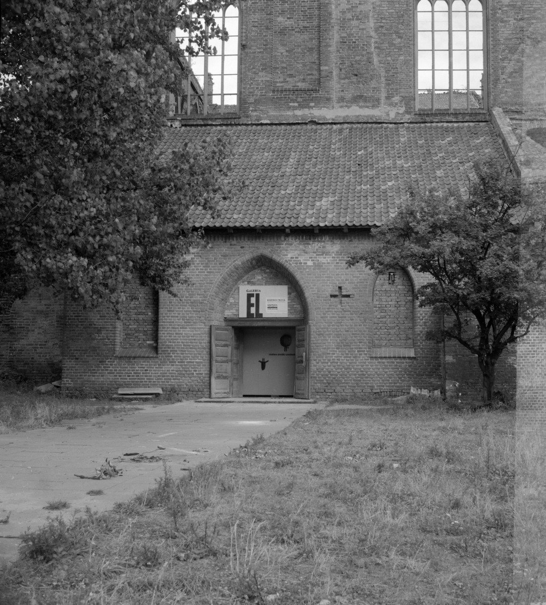 zespół klasztorny dominikanów, kościół pw. Najświętszej Marii Panny, obecnie galeria sztuki EL - elewacja, kruchta przy zachodniej elewacji,, skan 1