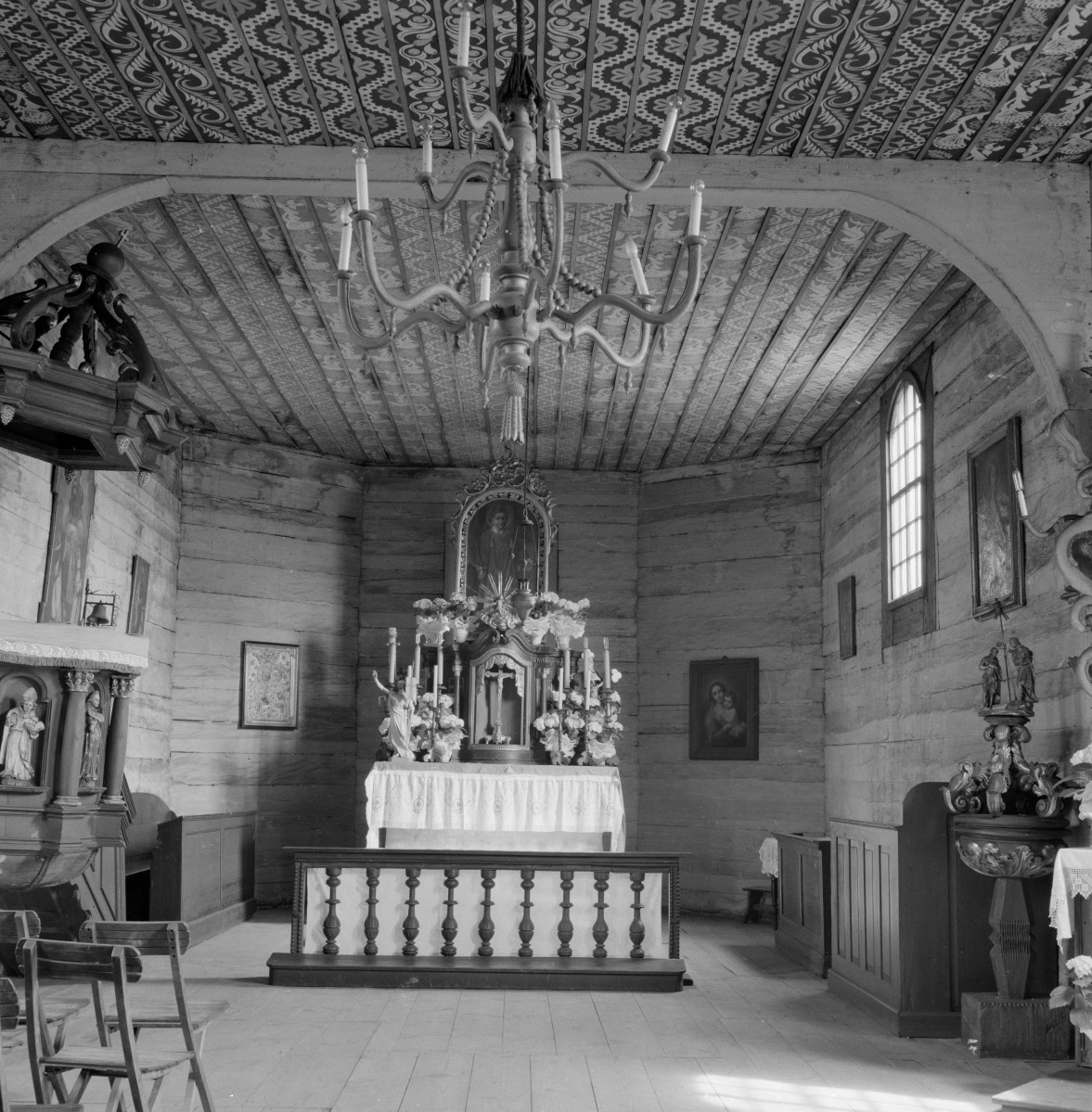 kościół św. Wawrzyńca - wnętrze, prezbiterium oraz ołtarz główny, skan 1