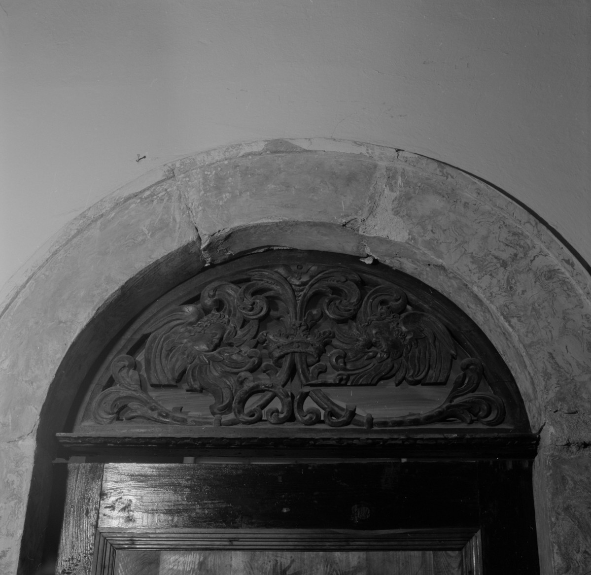 zamek Oppersdorffów - wnętrze - portal do Sali Beethovena - fragment - tympanon, skan 1