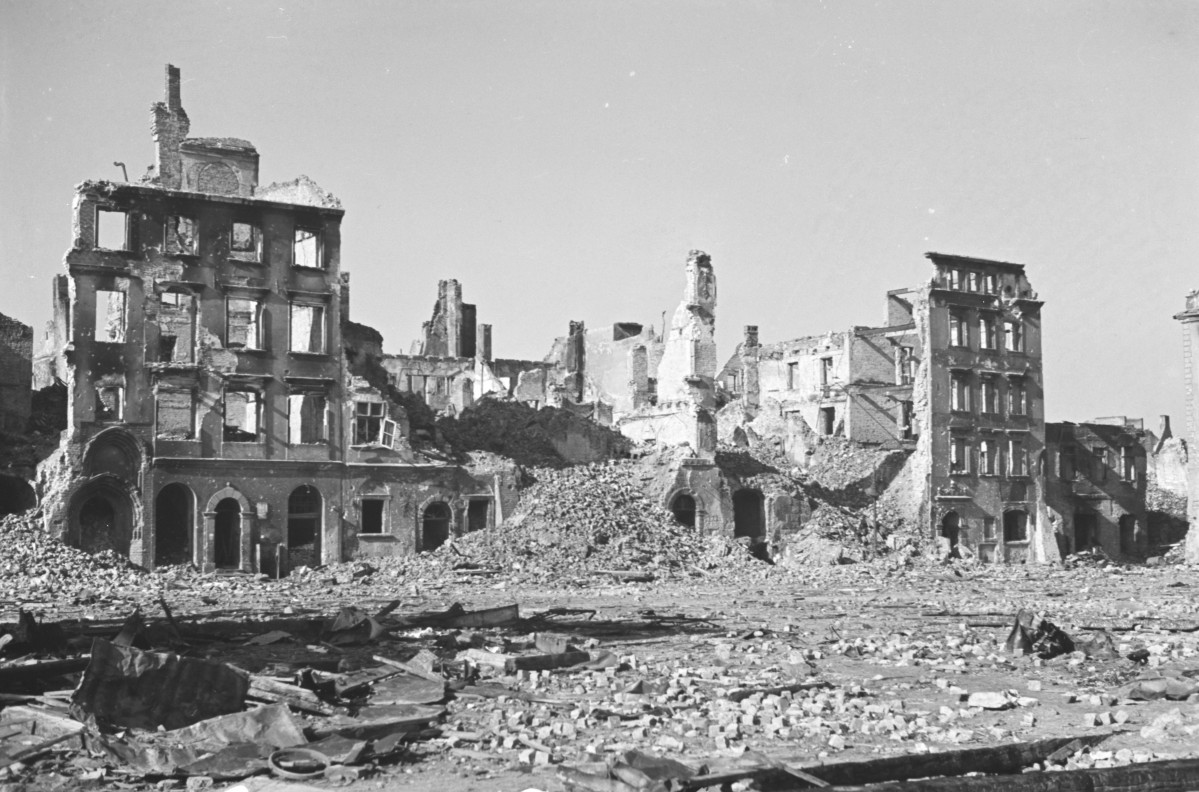 Zniszczone kamienice po stronie Hugona Kołataja. Szkielety kamienic, gruzowisko., skan 1