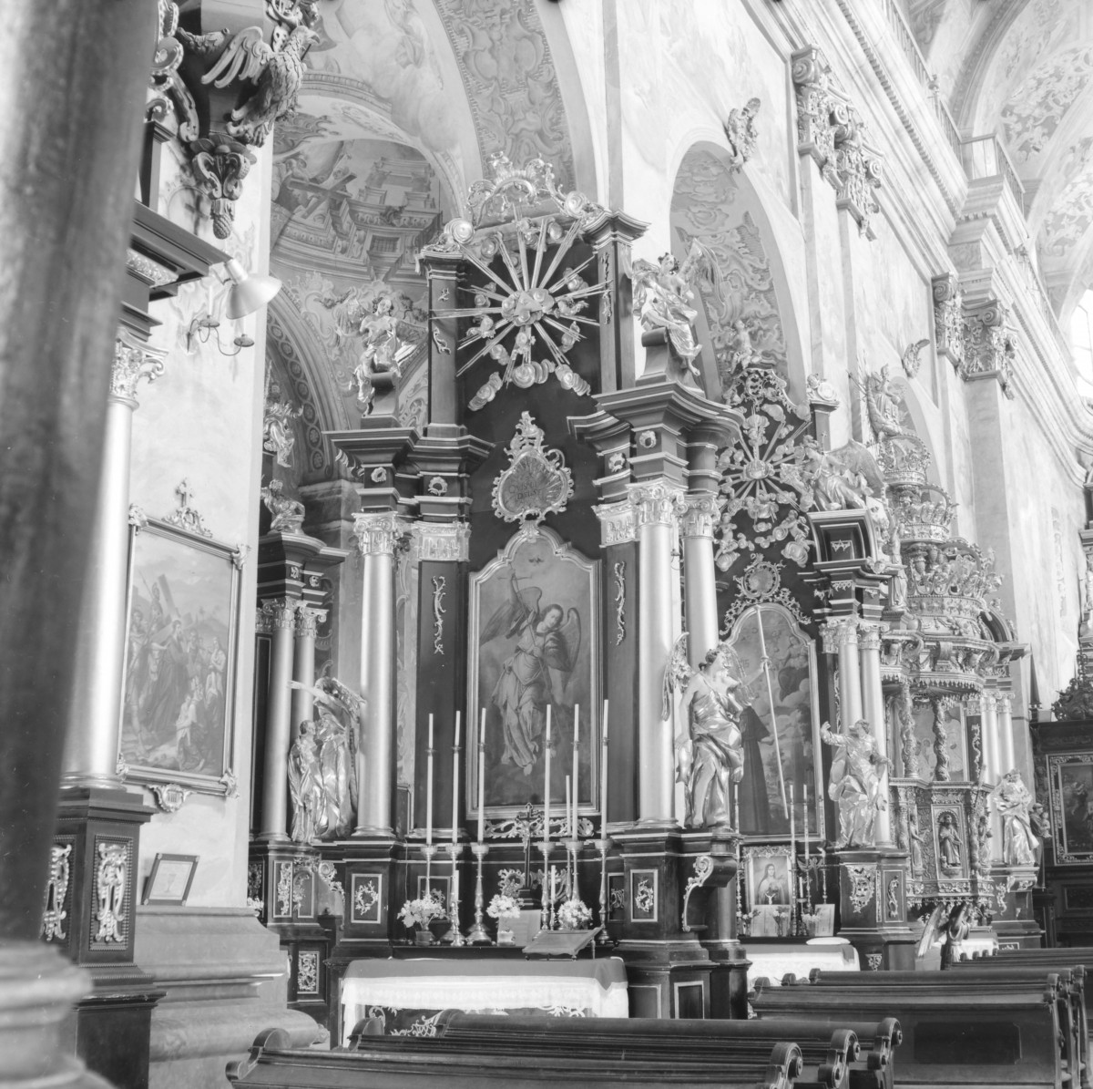 bazylika pw. Zwiastowania Najświętszej Marii Panny - wnętrze: ołtarz Św. Michała Archanioła, 3. ćw. XVIII w., skan 1