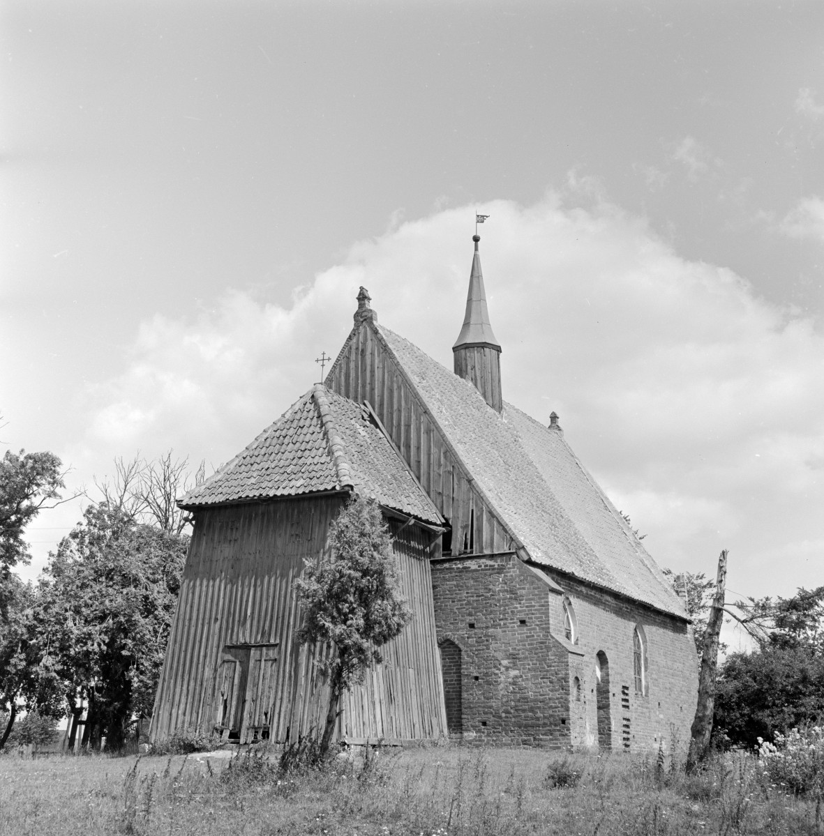 kościół filialny pw. św. Barbary- widok od południowego-wschodu, skan 1