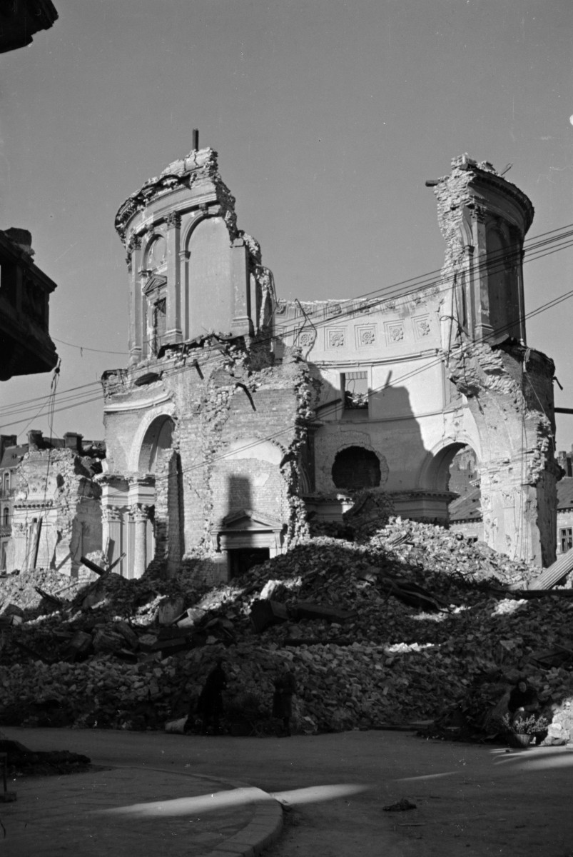 Zniszczony kościół św. Aleksandra. Fragment ruin. Widok na ruinę prezbiterium., skan 1
