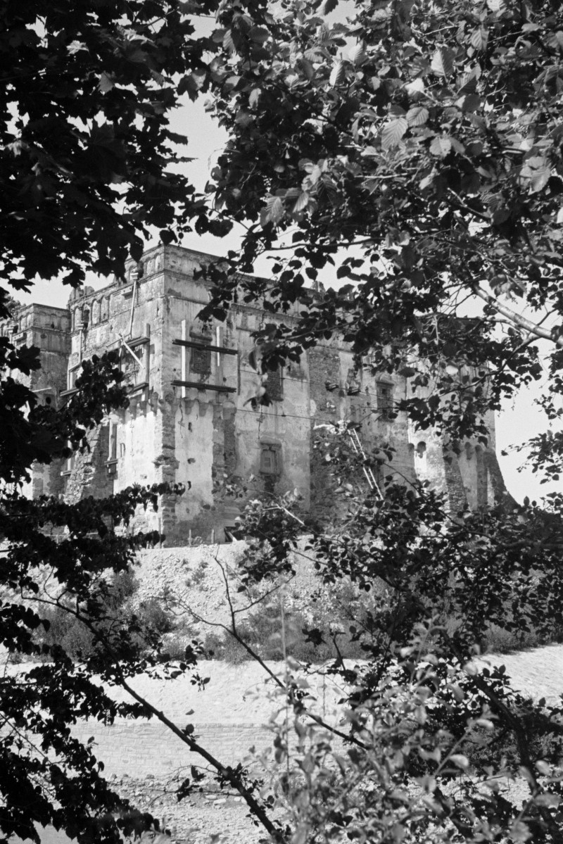 kasztel - dwór obronny, style renesansowy, remont baszty, skan 1