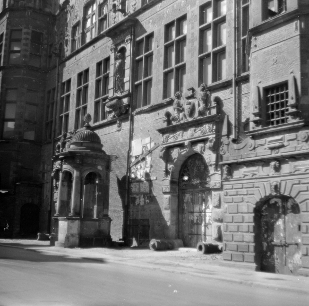 Wielka Zbrojownia 1602-5 - elewacja wschodnia, portal południowy, skan 1