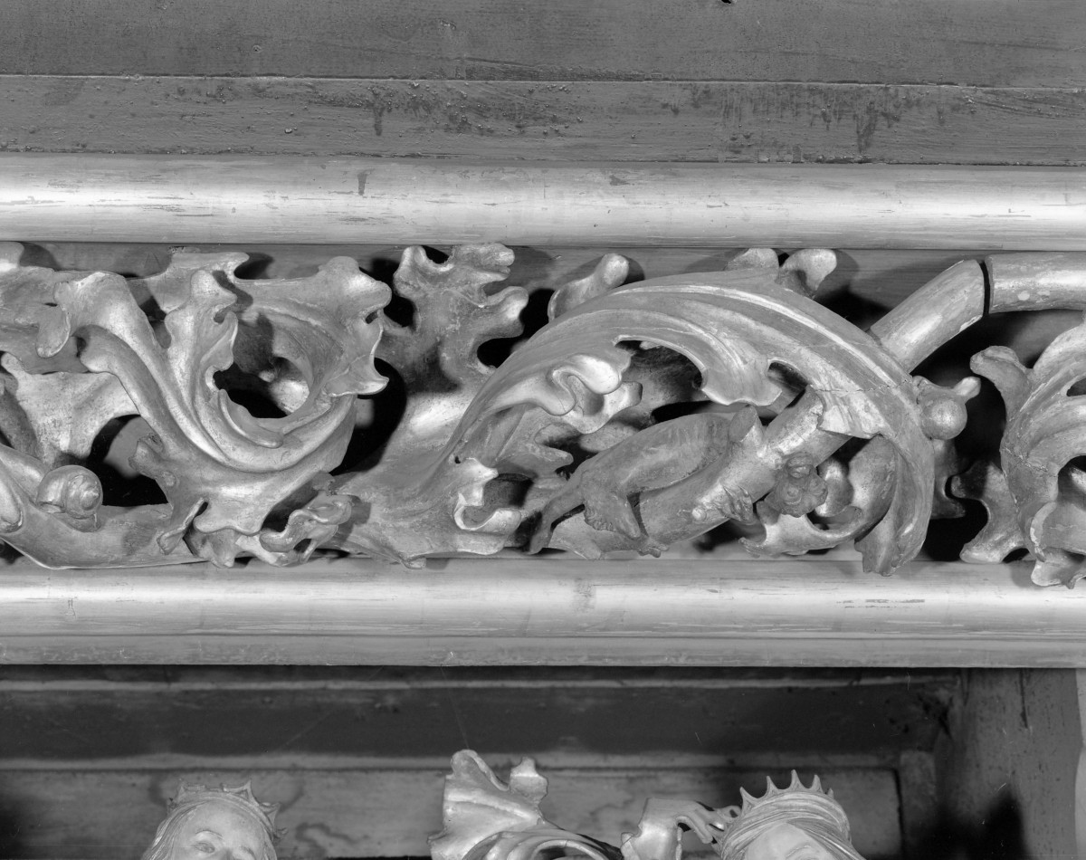 Kościół Mariacki pw. Wniebowzięcia Najświętszej Marii Panny - ołtarz Wita Stwosza: Predella - fragment ornamentu fryzu, skan 1