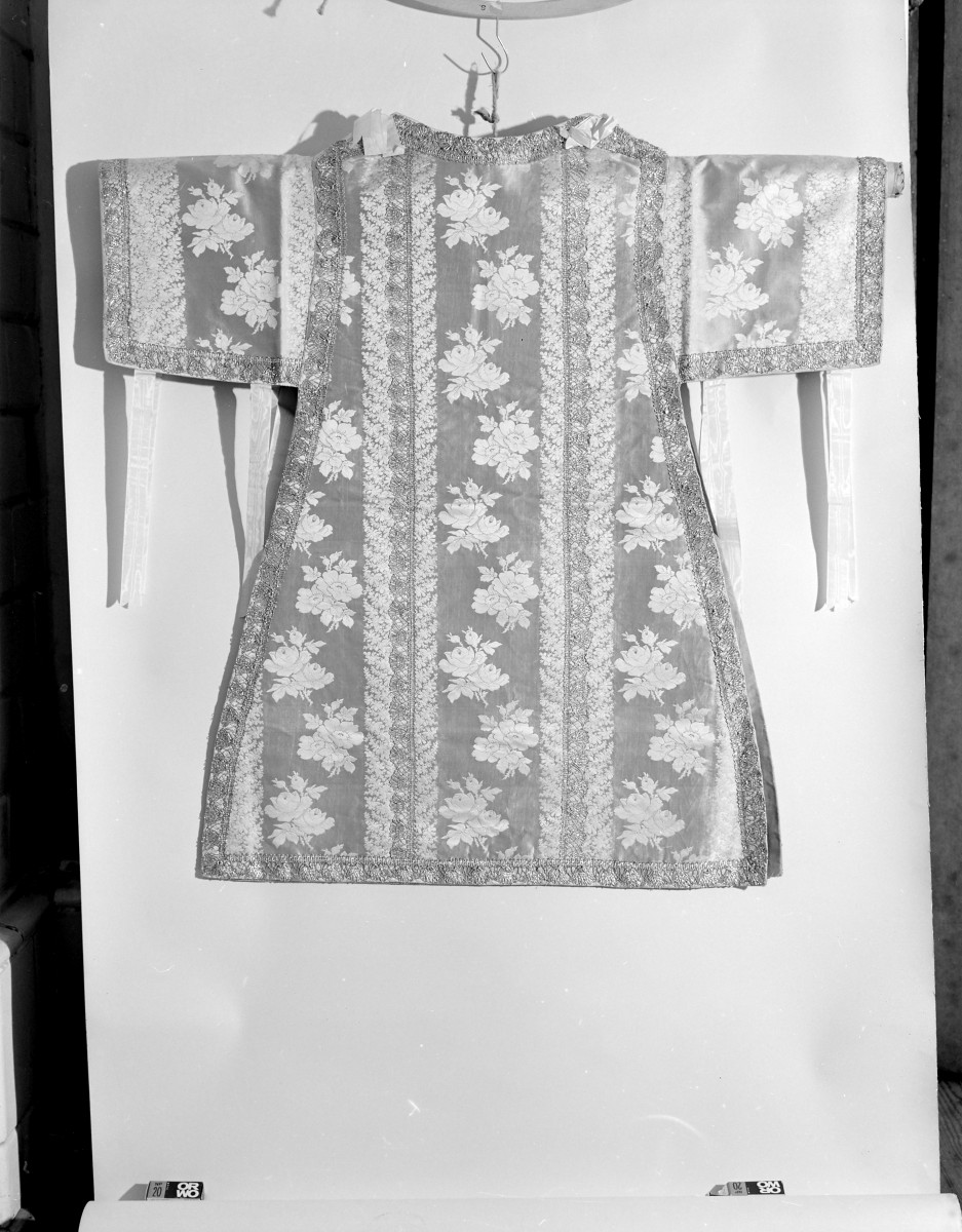 Kościół Sióstr Wizytek - dalmatyka różowa, XIX wiek, skan 1