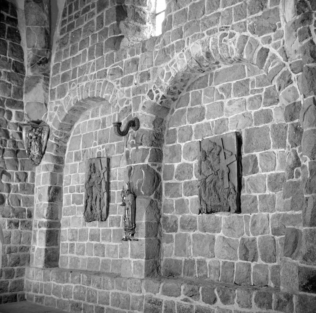 kościół pw. św. Prokopa - wnętrze: sciana południowa prezbiterium z płaskorzeźbami drewnianymi, skan 1