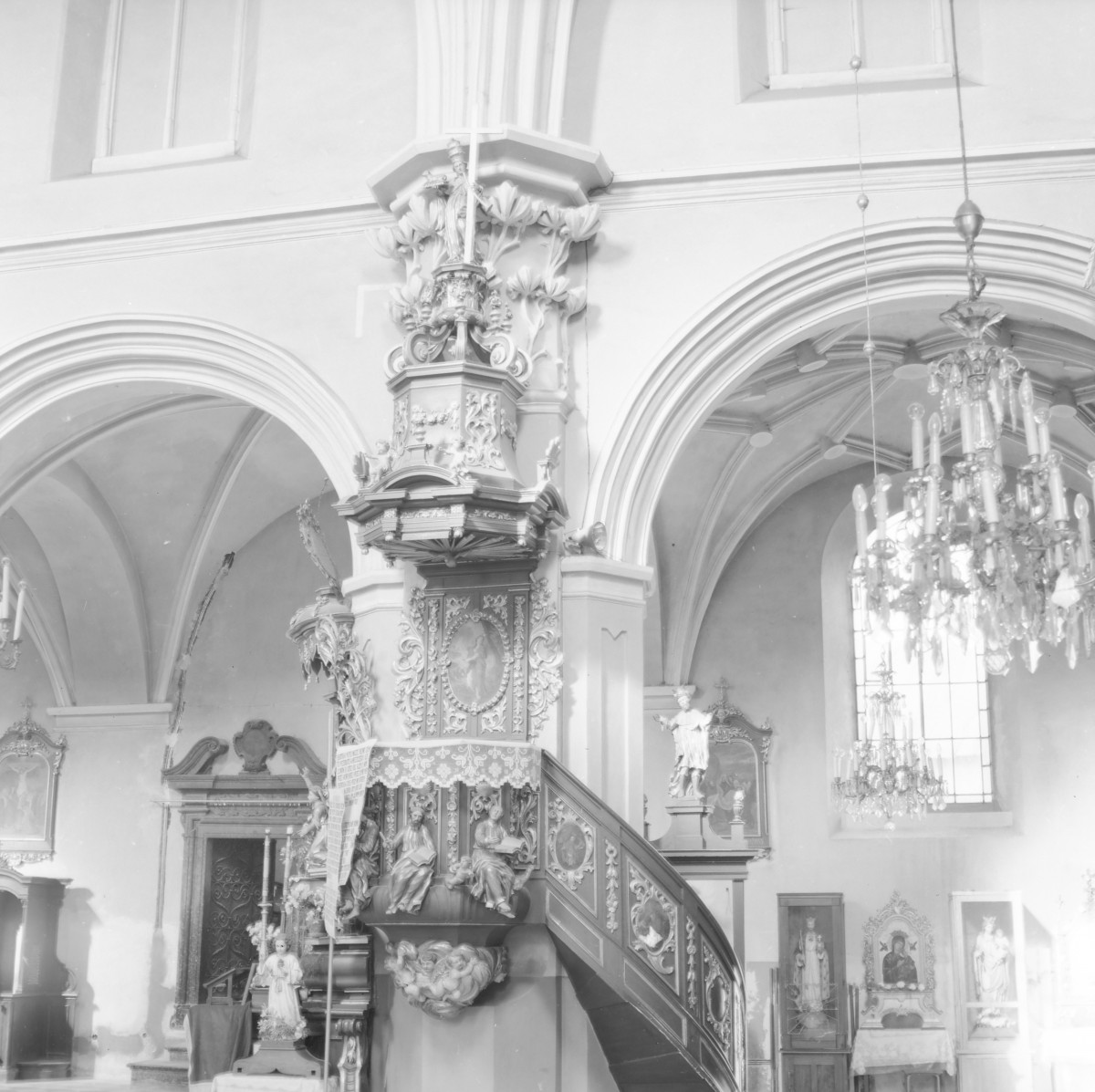 klasztor Bożogrobowców - kościół pw. Ducha Świętego - wnętrze - nawa główna - ambona, skan 1