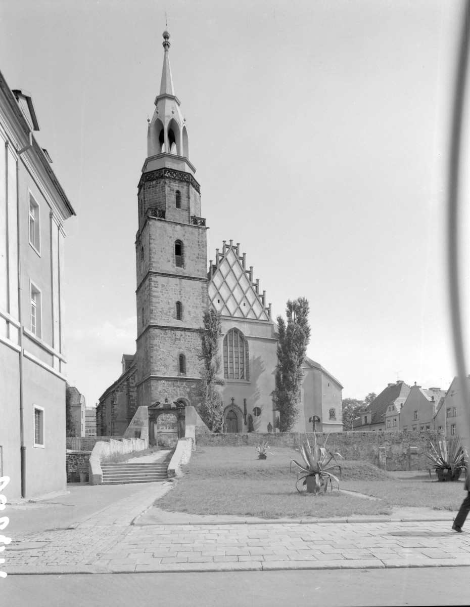Kościół parafialny pw. Wniebowzięcia NMP i św. Mikołaja - widok od strony rynku. , skan 1