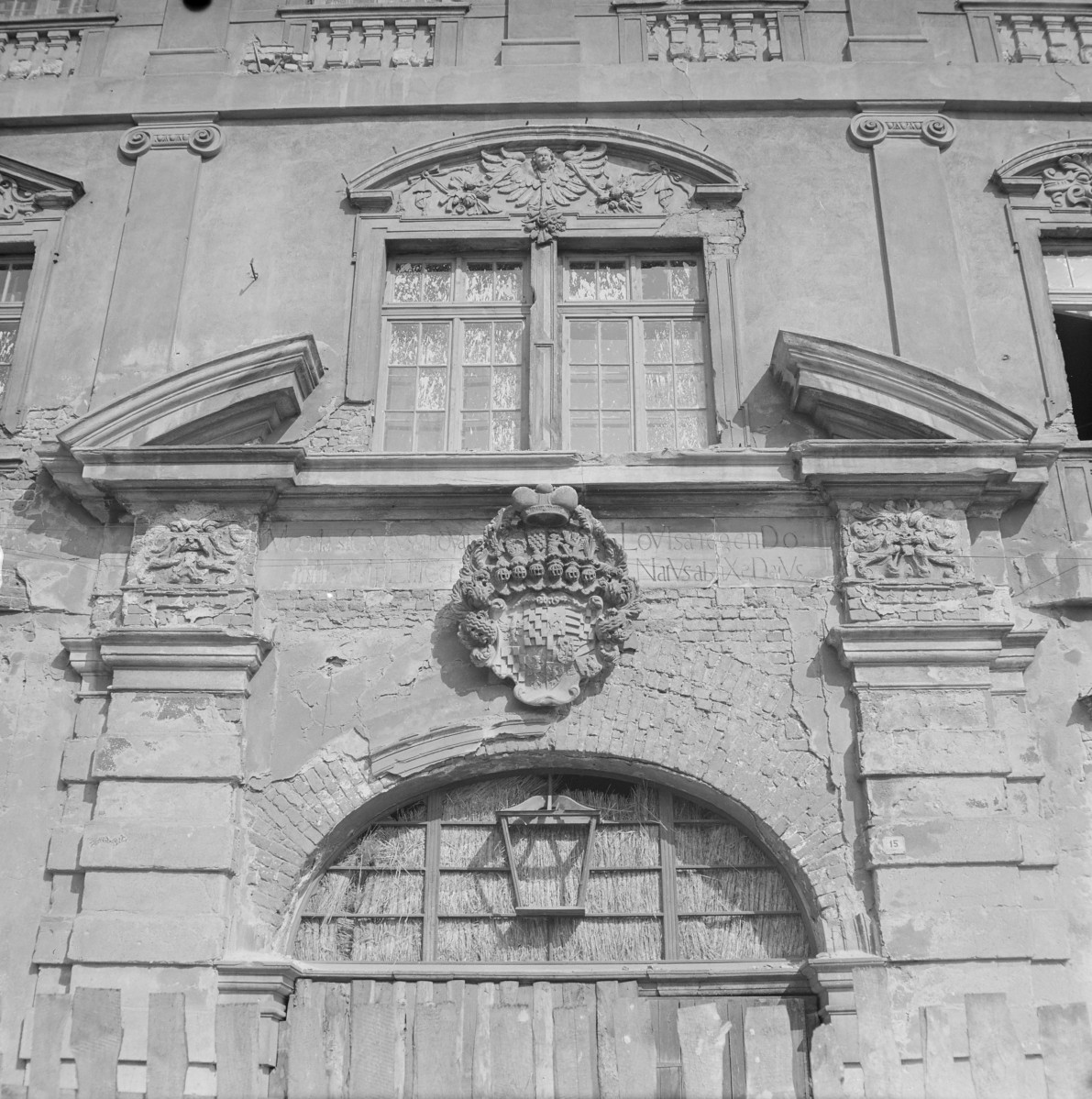 Zamek Książęcy - elewacja frontowa - portal - fragment, skan 1