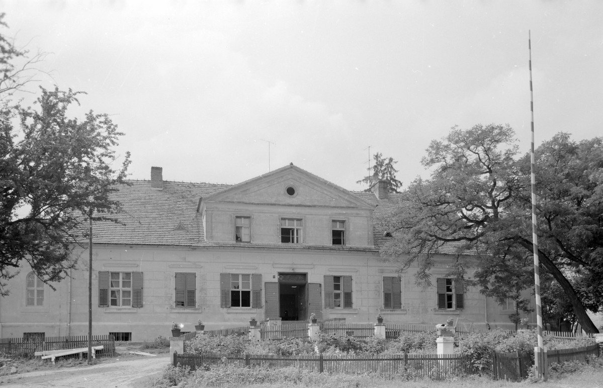 zespół dworski - pałac, podjazd, fronton, skan 1