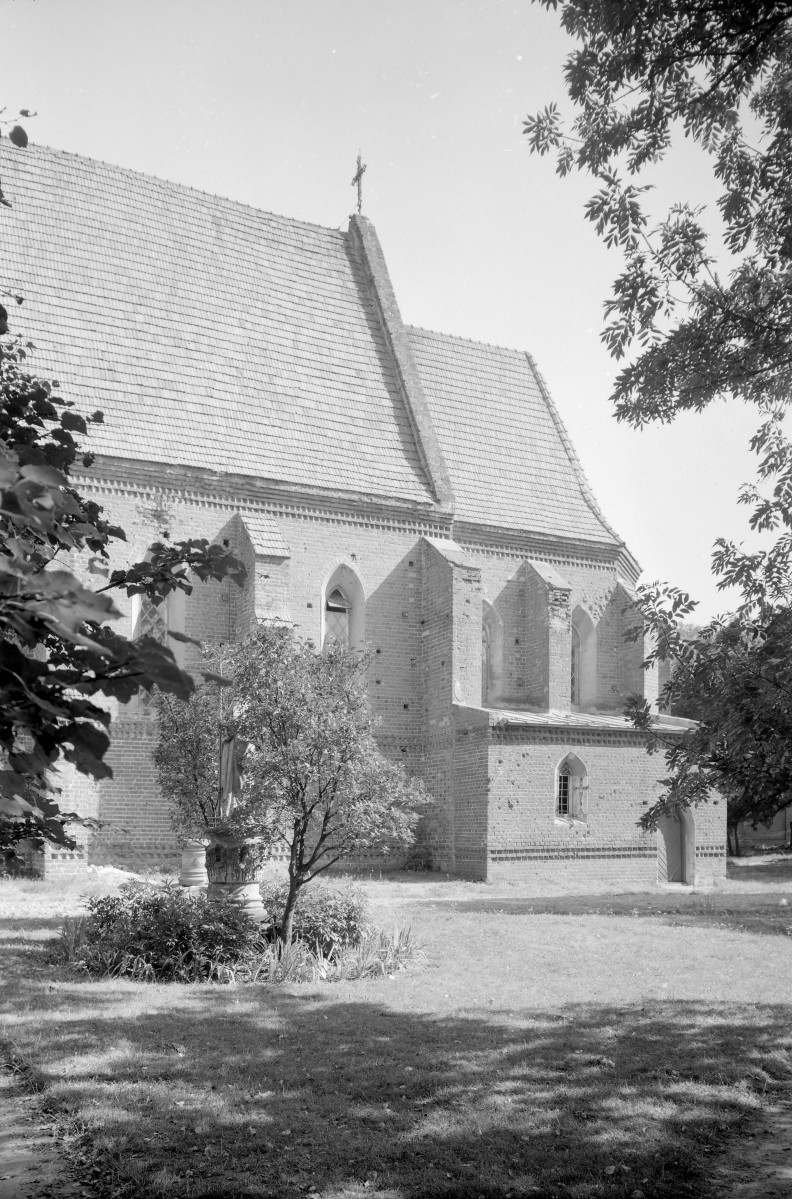 Kościół św. Stanisława Biskupa i św. Tomasza Apostoła - elewacja wsch.. prezbiterium., skan 1