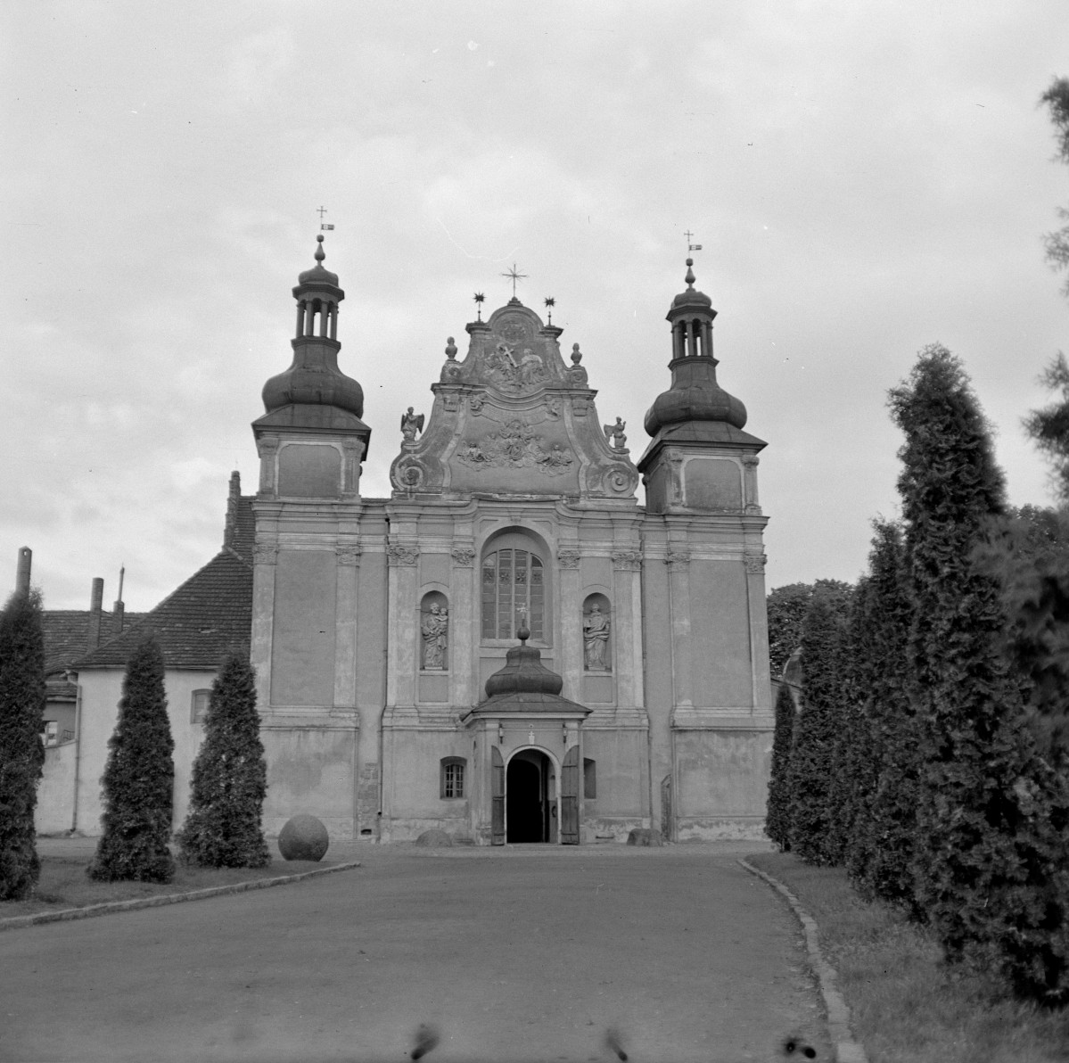 klasztor Norbertanek - kościół pw. Świętej Trójcy - elewacja frontowa, skan 1