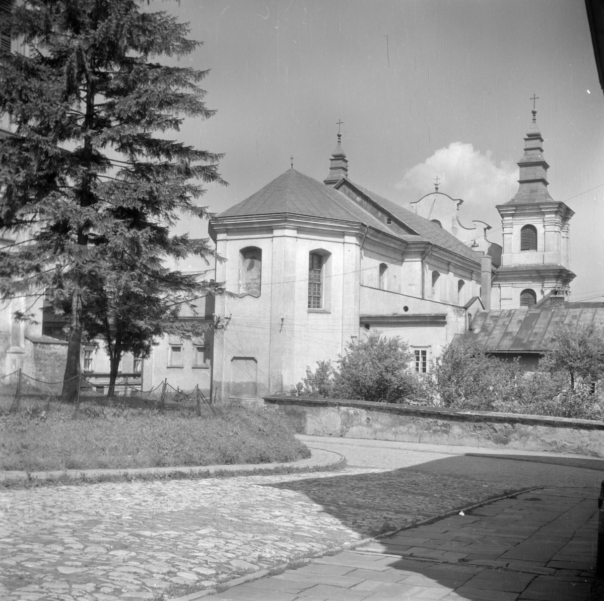 kościół parafialny św. Marii Magdaleny - widok ogólny, skan 1