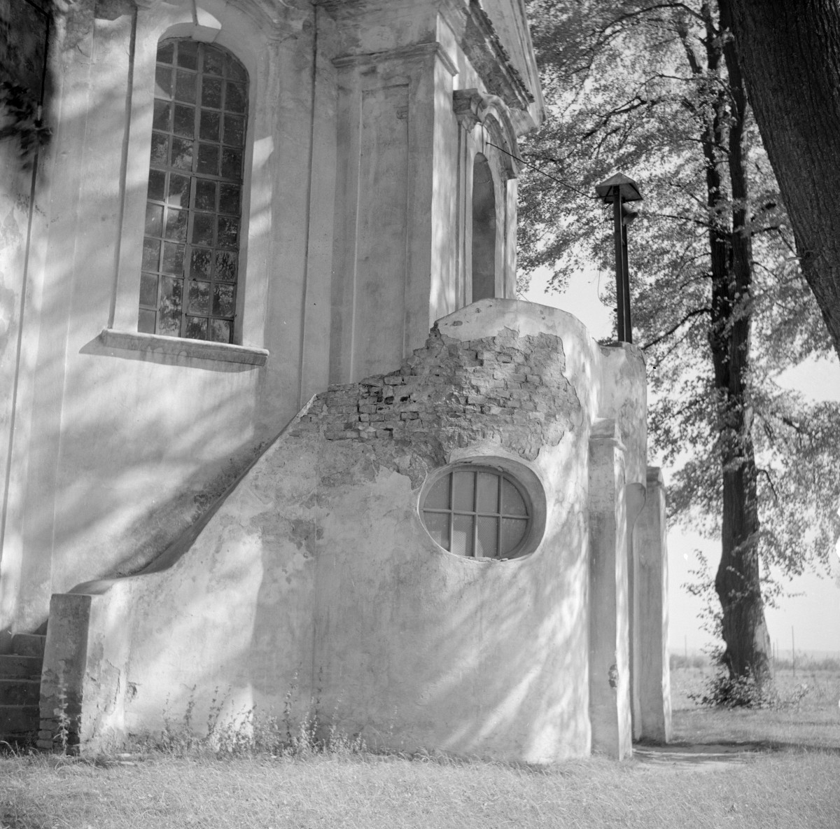 kaplica św. Huberta - elewacja frontowa, portal, skan 1