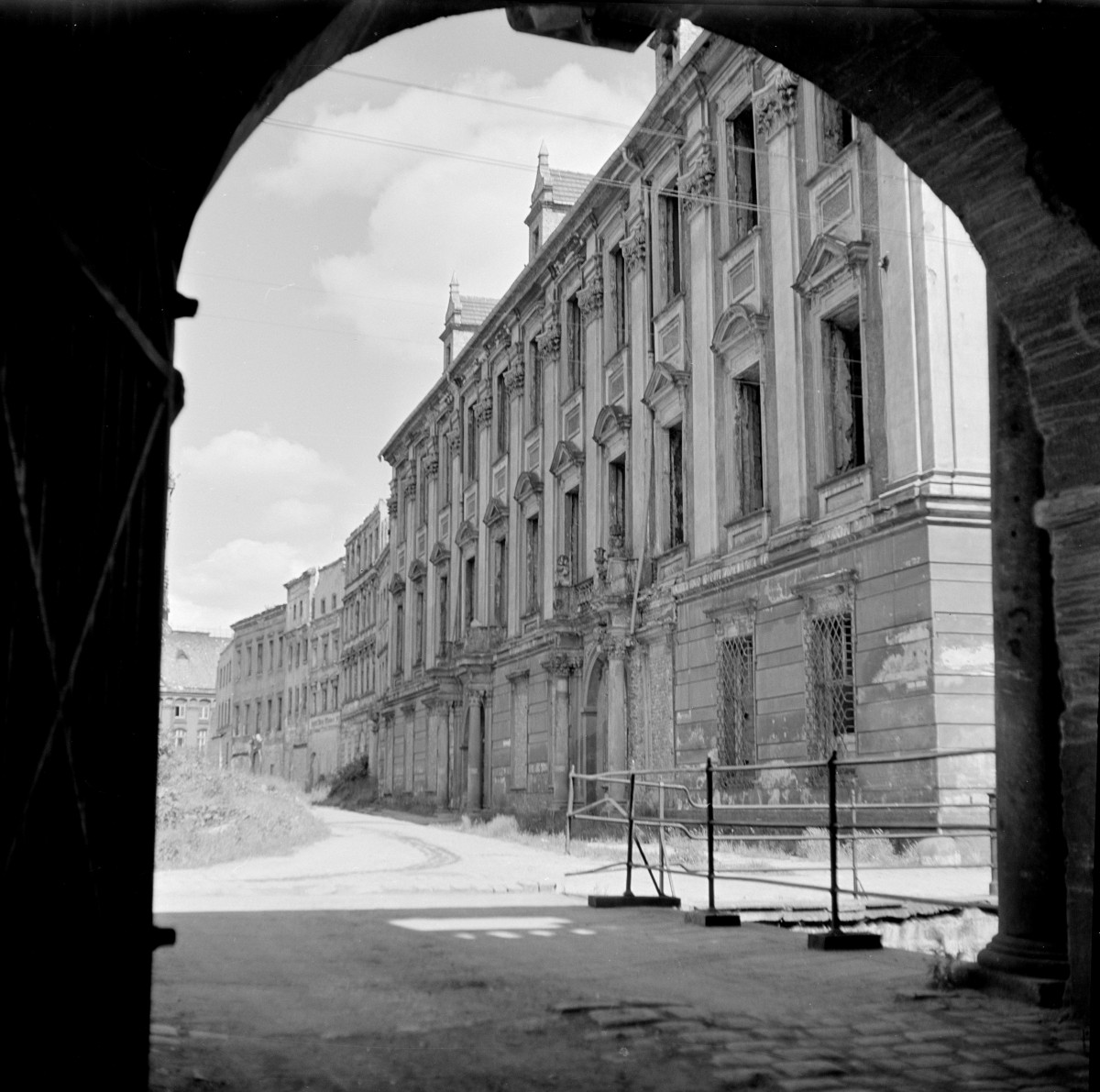 klasztor Jezuitów - kolegium Carolinum - fasada z portalem wejściowym, skan 1