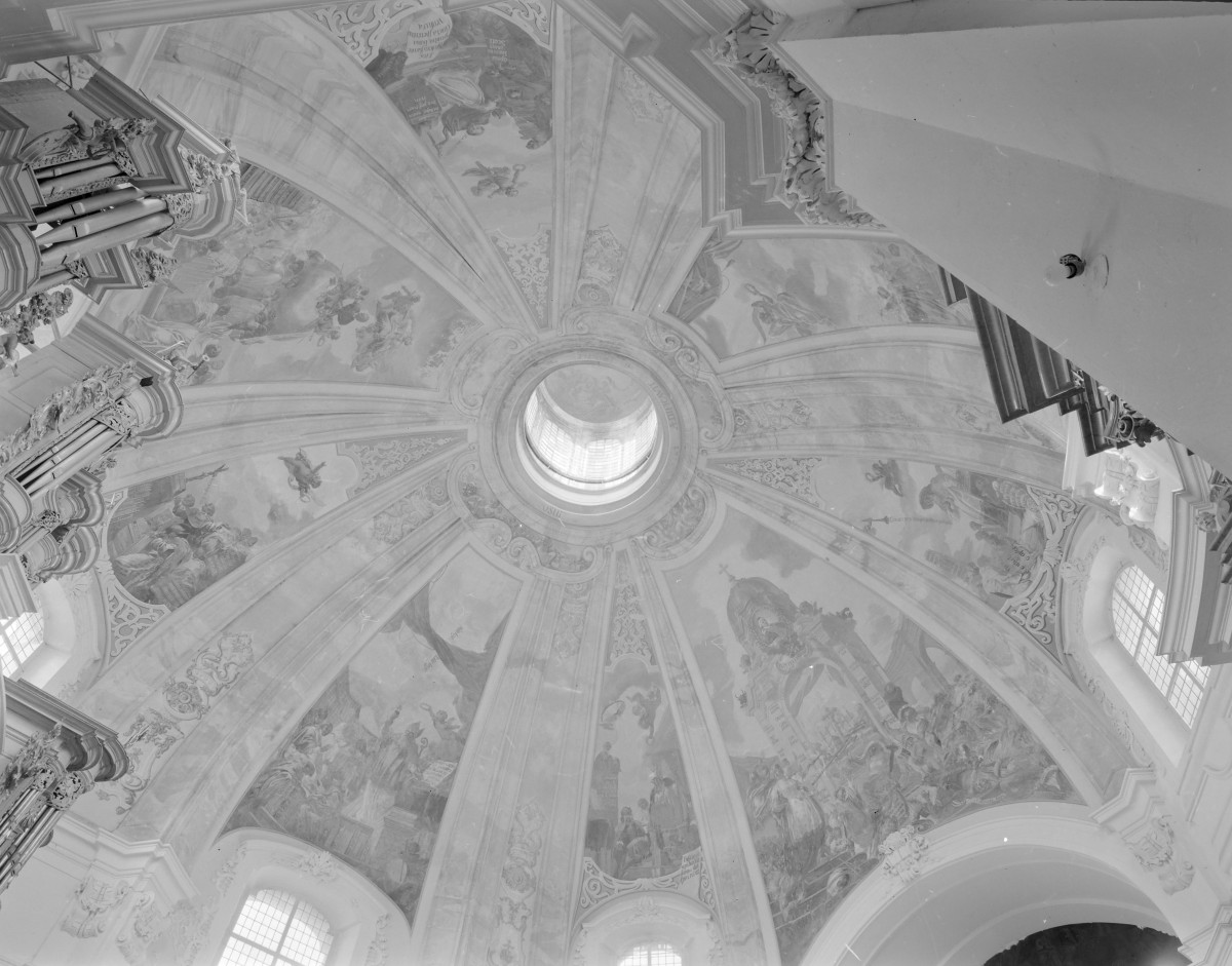 Kościół pw. NMP i św. Mikołaja - Oculus w kopule oraz widoczne polichromie., skan 1