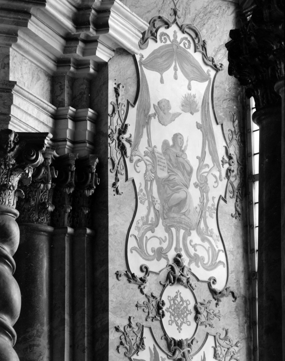 mauzoleum Piastów Świdnickich przy kościele pw. Wniebowzięcia Najświętszej Marii Panny  - wnętrze - fragment dekoracji obramienia okna, skan 1