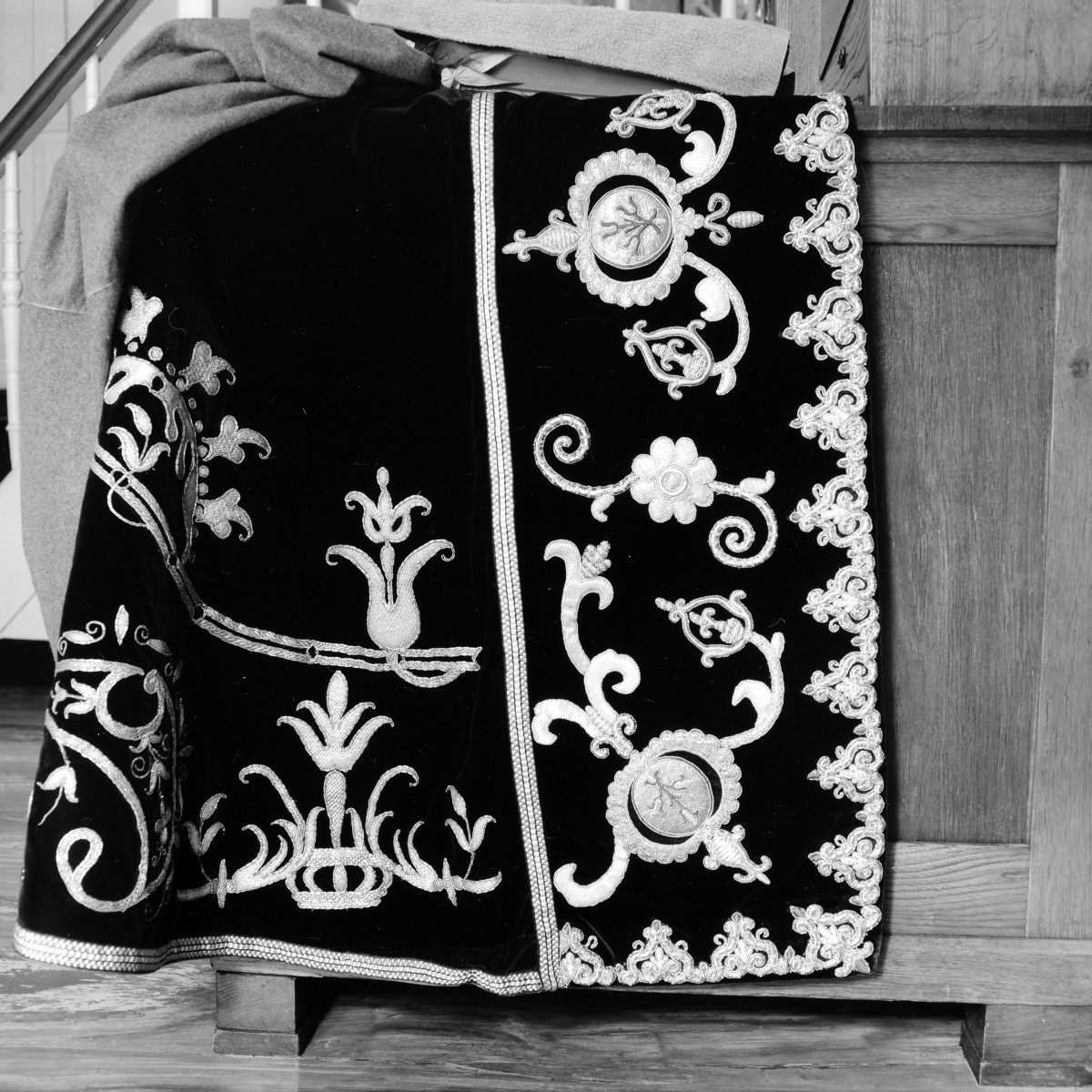 klasztor ss. Miłosierdzia - kościół pw. śś. Jana Chrzciciela i Jana Ewangelisty - zbiory - kapa - fragment z haftem z XVII w., skan 1