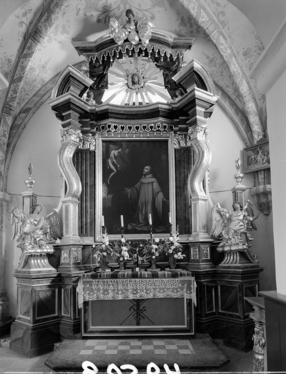 kościół pocysterski, ob. parafialny pw. św. Floriana - wnętrze: ołtarz w nawie lewej, skan 1