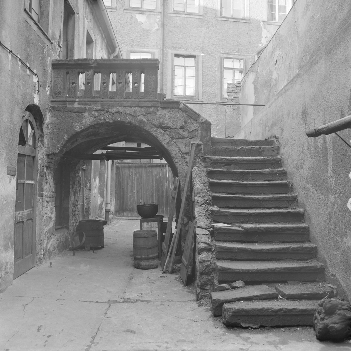 rynek miasta - kamienica - elewacja od podwórza - fragment z schodami, skan 1