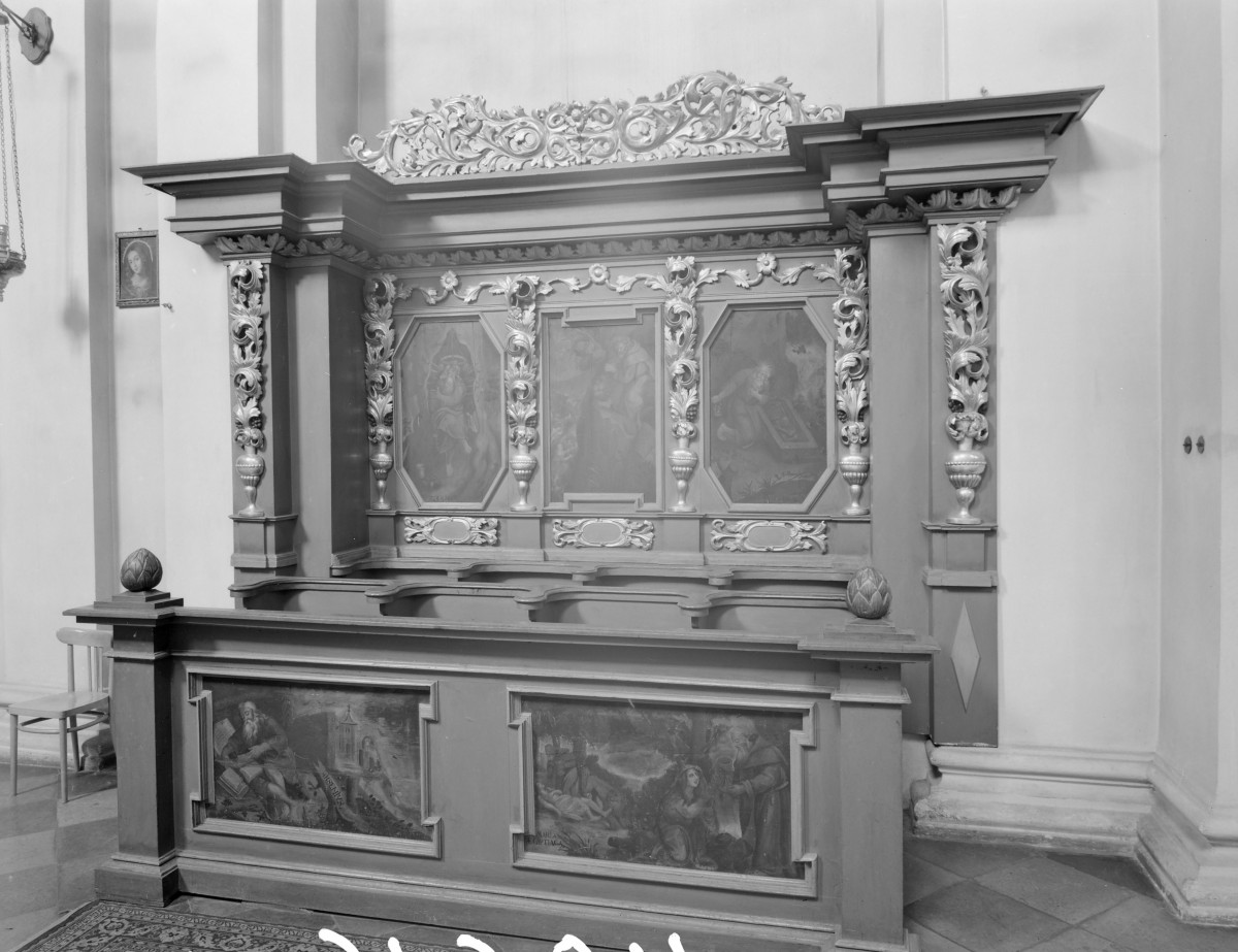 kościół pobenedyktyński pw. św. Michała Archanioła - wnętrze: stalle, skan 1