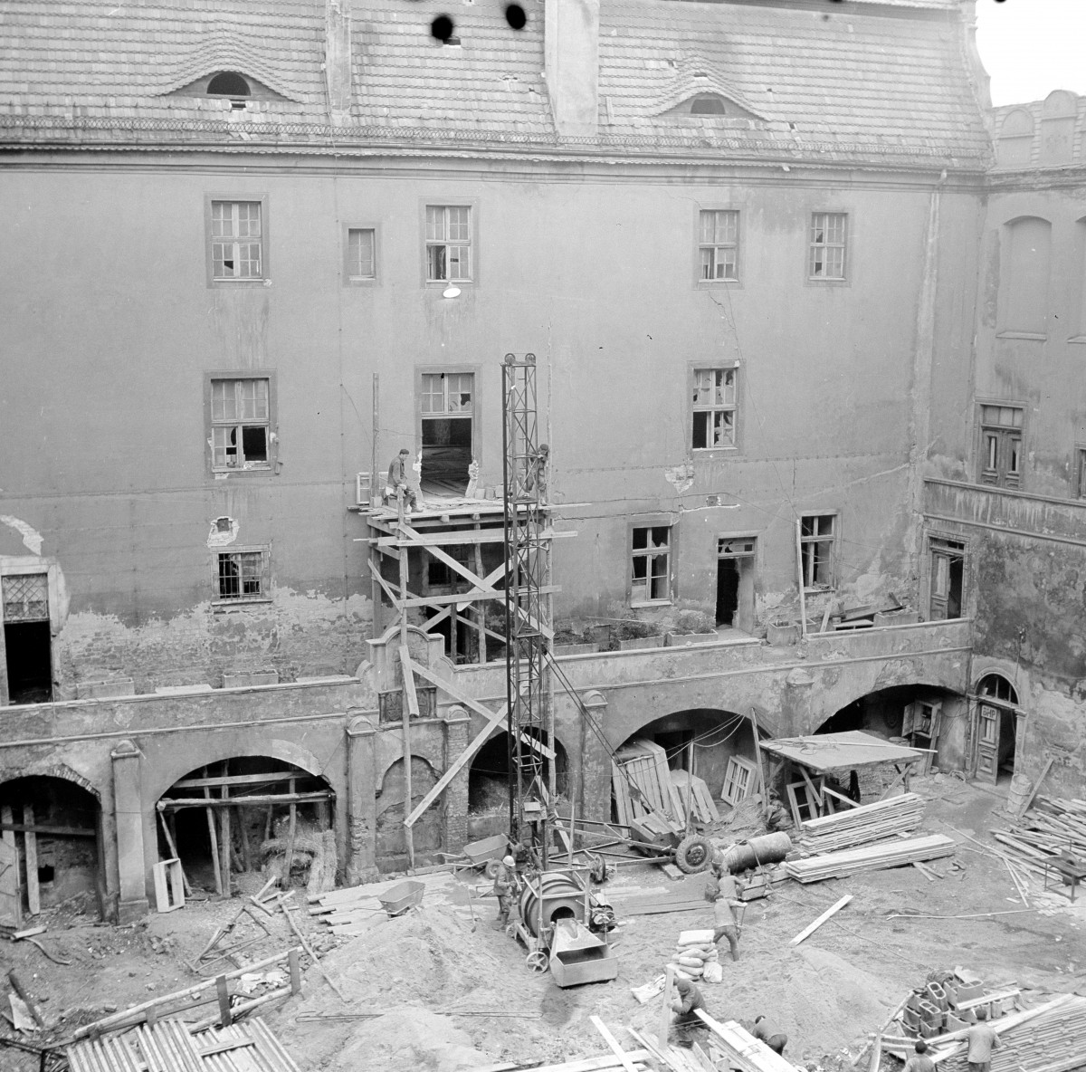 zamek Książąt Oleśnickich - dziedziniec - prace konserwatorskie, skan 1