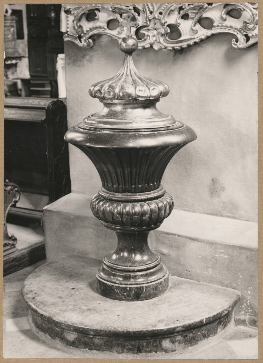 Katedra - wnętrze, chrzcielnica - widok ogólny, skan 1