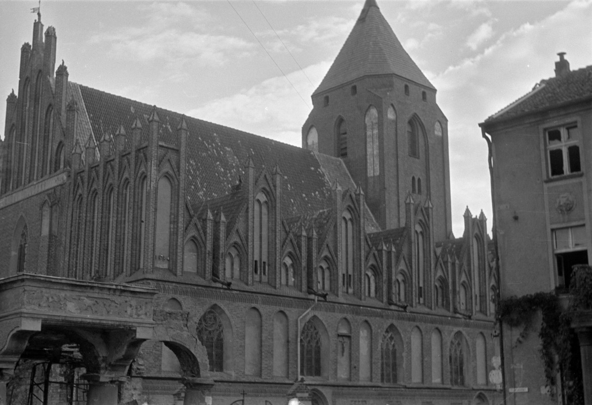 kościół św. Jana Chrzciciela - elewacja boczna, skan 1