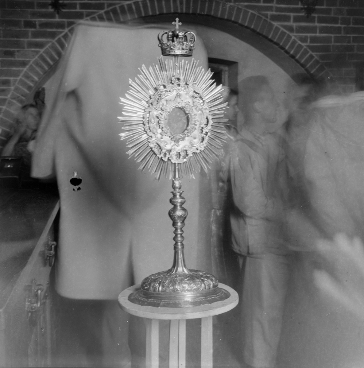 kościół pw. Narodzenia Najświętszej Maryi Panny - wnętrze - monstrancja ze skarbca, skan 1
