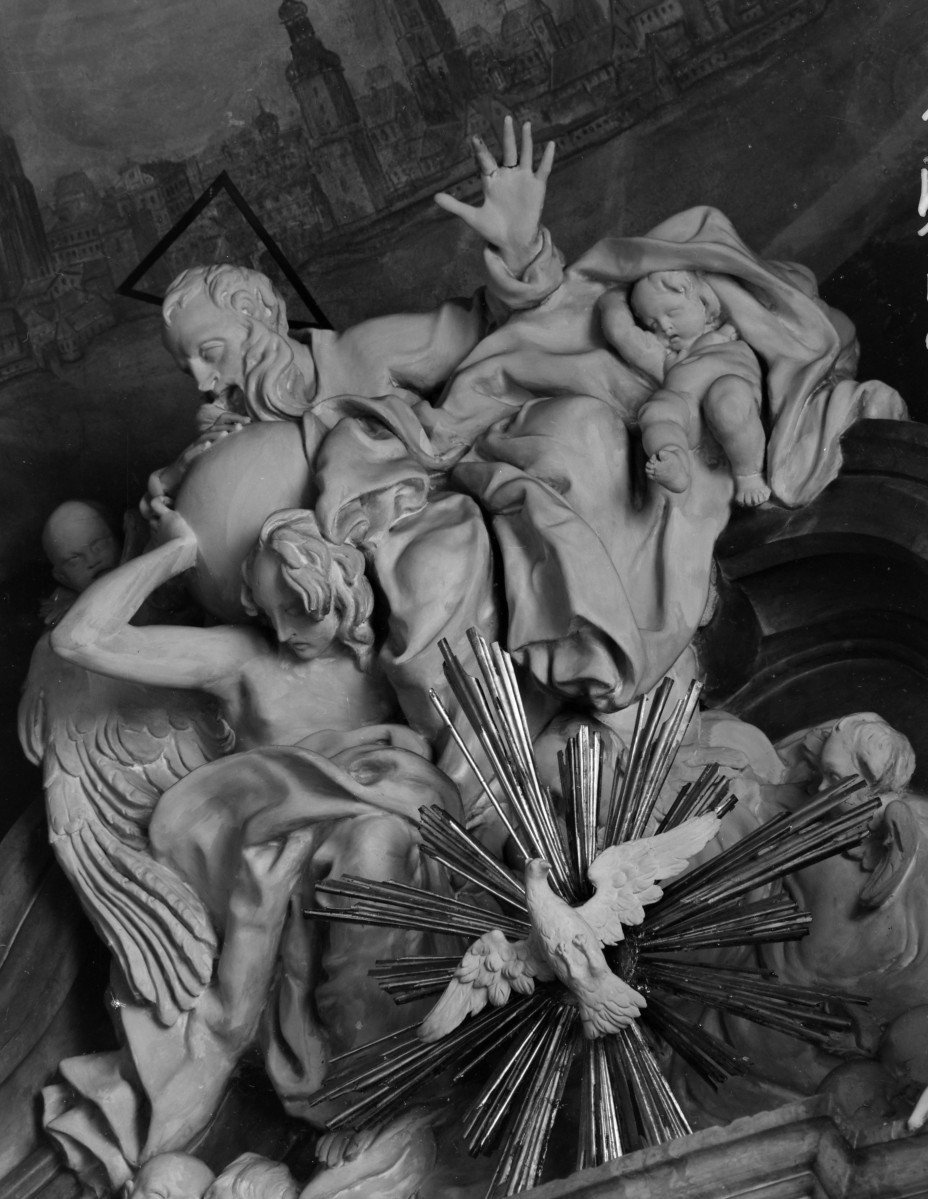 katedra św. Stanisława i św. Wacława - kaplica Matki Bożej Świdnickiej (kaplica rzeźników), ołtarz, rzeźby na zwieńczeniu, skan 1