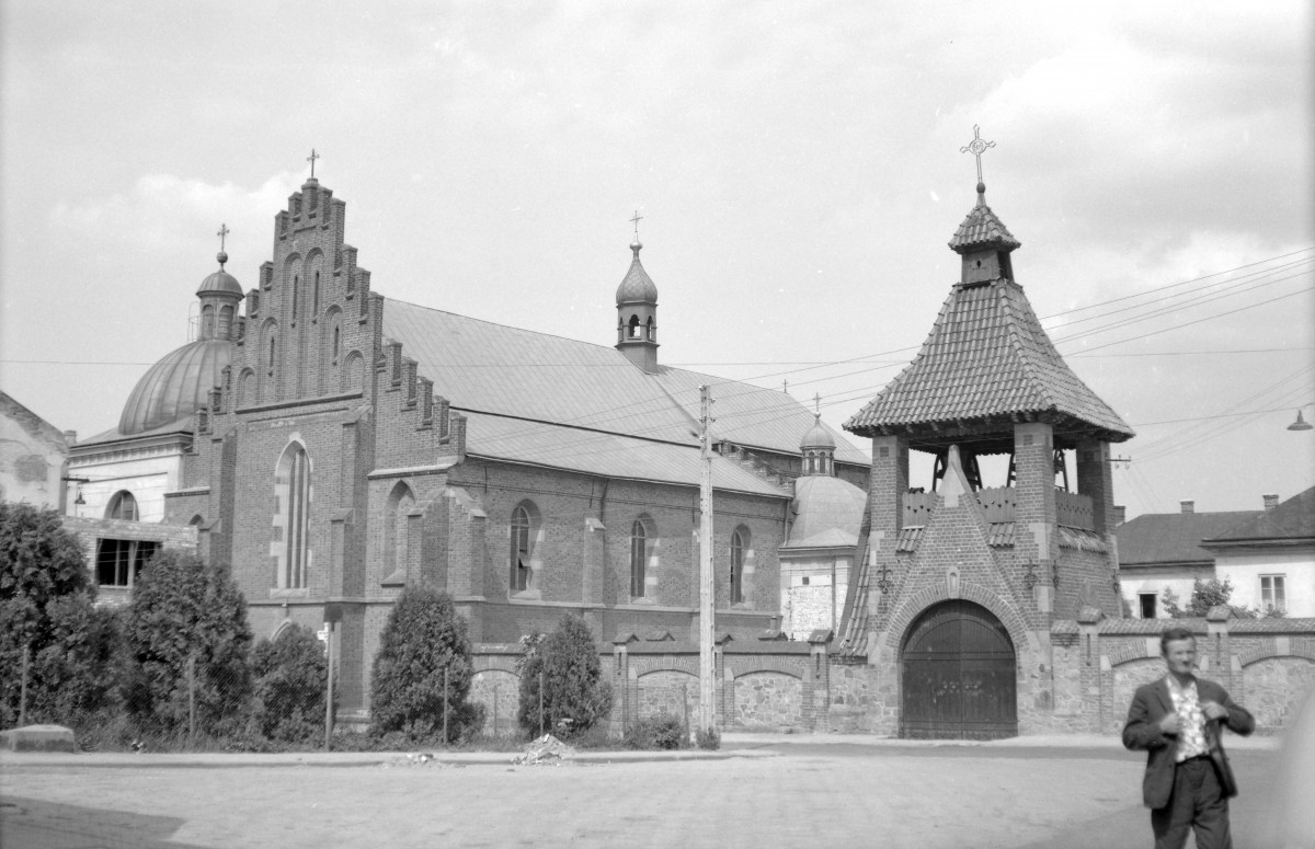 Kościół i Klasztor oo. Franciszkanów - widok ogólny, skan 1