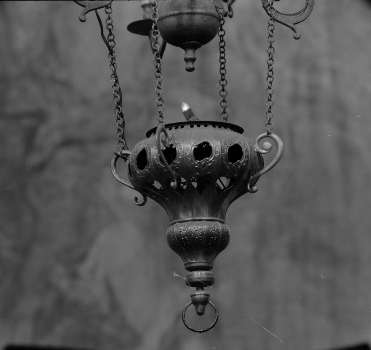 Bazyliki Wniebowzięcia NMP - wnętrze: wieczna lampa z 2 połowy XVIII wieku., skan 1