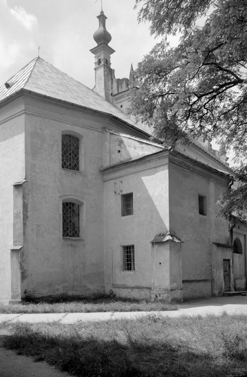 kościół pw. Narodzenia Najświętszej Maryi Panny i św. Michała Archanioła - elewacja północna - fragment od strony północnego - wschodu, skan 1