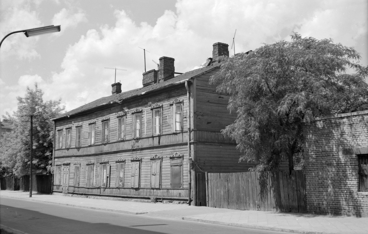 drewniany budynek mieszkalny - elewacja frontowa, skan 1